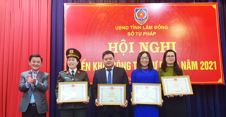 Đại diện lãnh đạo tỉnh tặng bằng khen của Chủ tịch UBND tỉnh cho các tập thể, cá nhân có thành tích xuất sắc trong công tác triển khai thi hành luật lý lịch tư pháp trên địa bàn tỉnh giai đoạn 2010-2020