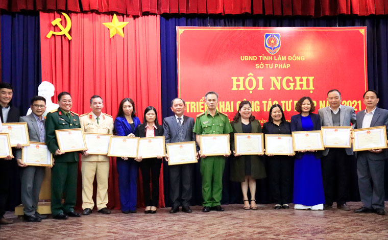 Đại diện lãnh đạo tỉnh tặng bằng khen của Chủ tịch UBND tỉnh cho các cá nhân có thành tích xuất sắc trong công tác PBGDPL năm 2020
