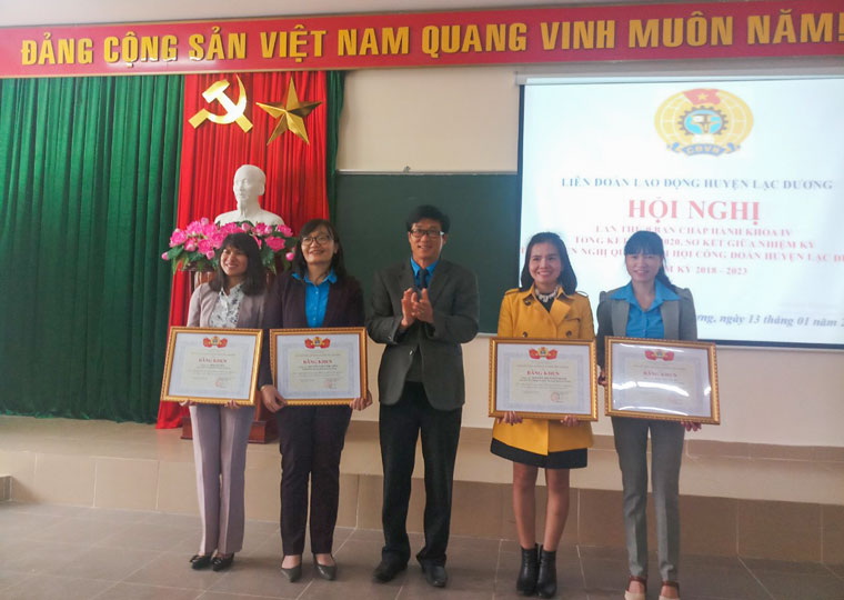Trao bằng khen của LĐLĐ tỉnh cho các cá nhân