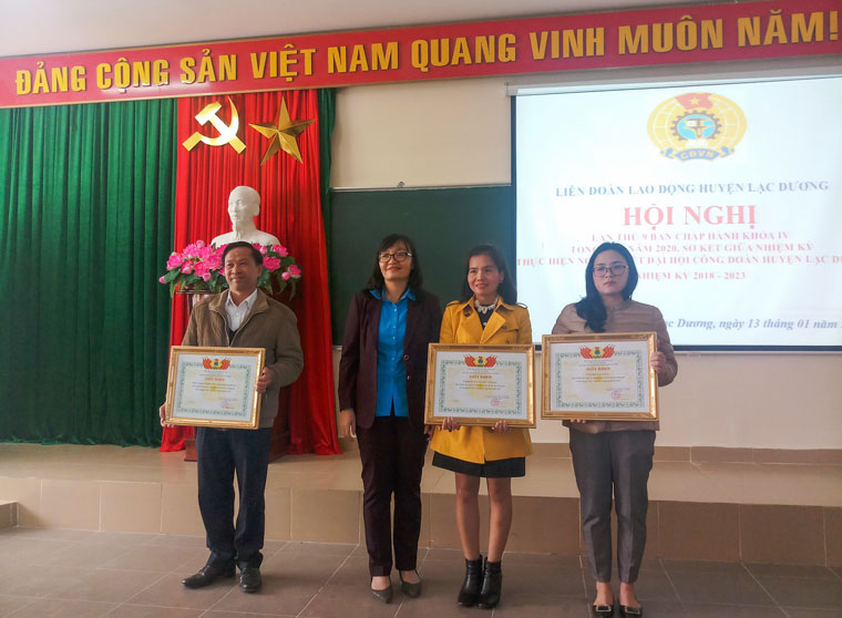 Trao giấy khen của LĐLĐ huyện cho các tập thể