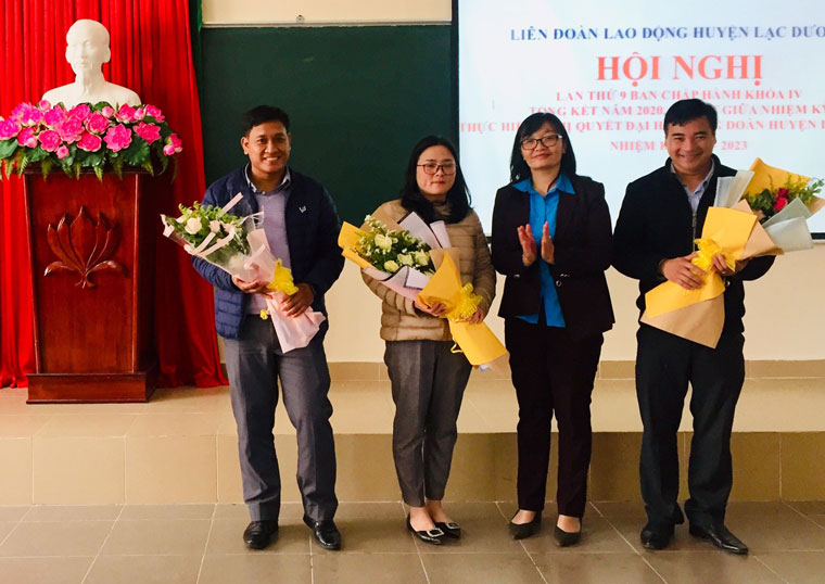 Tặng hoa chúc mừng các đồng chí được bầu bổ sung vào Ban Chấp hành, Ủy ban Kiểm tra LĐLĐ huyện khóa IV