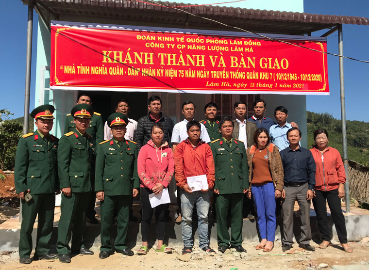 Bàn giao 3 nhà tình nghĩa quân – dân