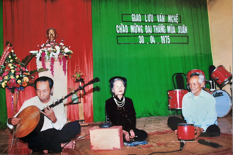 Tiết mục do cụ Dung hát và gõ phách cùng bạn diễn trong CLB