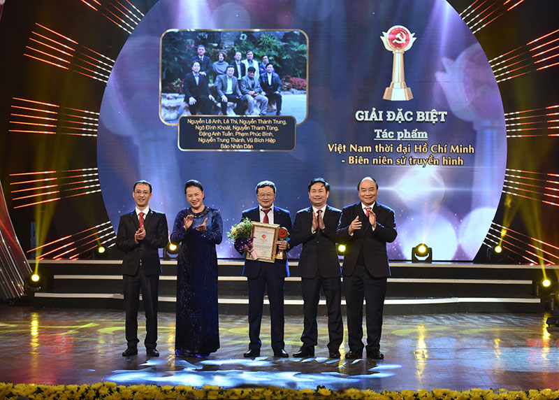 Thủ tướng Nguyễn Xuân Phúc, Chủ tịch Quốc hội Nguyễn Thị Kim Ngân trao Giải Đặc biệt cho nhóm tác giả của Điện ảnh Truyền hình Nhân Dân với tác phẩm "Việt Nam thời đại Hồ Chí Minh - Biên niên sử truyền hình".