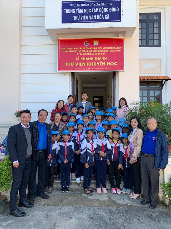 Bàn giao thư viện khuyến học cho người dân và học sinh vùng xa