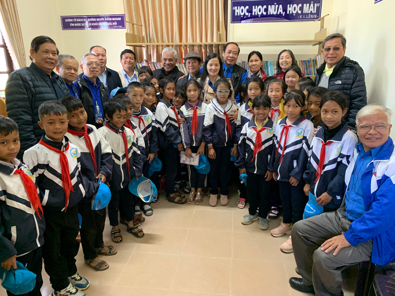 Các đại biểu và các em học sinh xã Đạ Nhim chụp hình lưu niệm trong Thư viện khuyến học