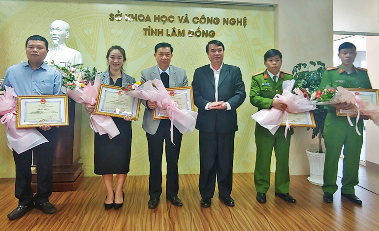 Khen thưởng 5 tập thể xuất sắc