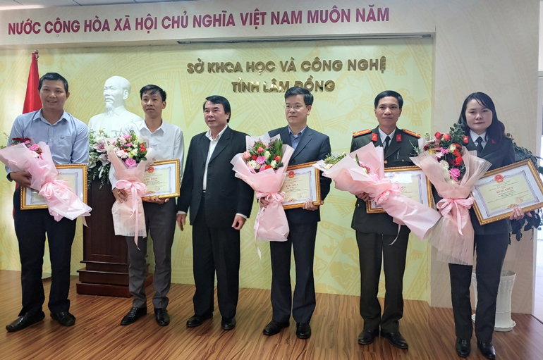 Khen thưởng 5 cá nhân xuất sắc