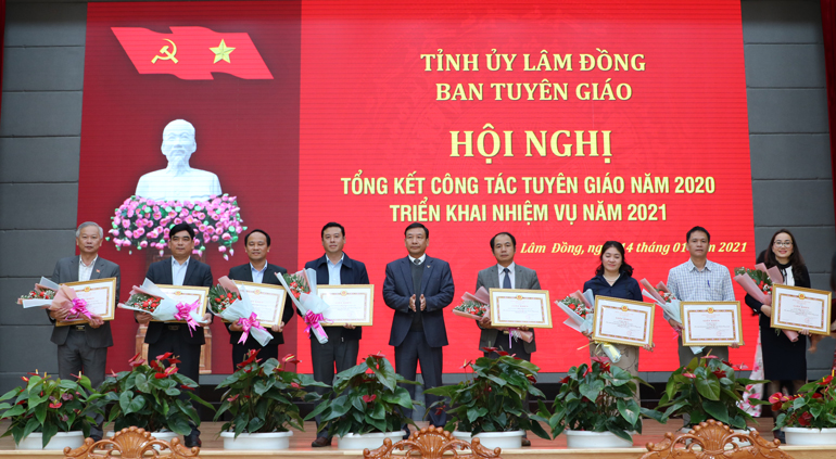 Lãnh đạo Ban Tuyên giáo Tỉnh ủy trao giấy khen cho 8 đơn vị có thành tích xuất sắc trong công tác tuyên truyền Đại hội Đảng các cấp nhiệm kỳ 2020 – 2025.