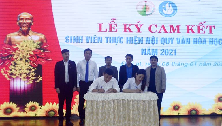 Sinh viên Đại học Đà Lạt ký cam kết thực hiện Nội qui &quot;Văn hóa học đường&quot;