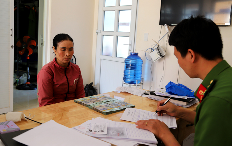 Khởi tố, bắt tạm giam người phụ nữ trộm 400 triệu đồng trong quán tạp hóa