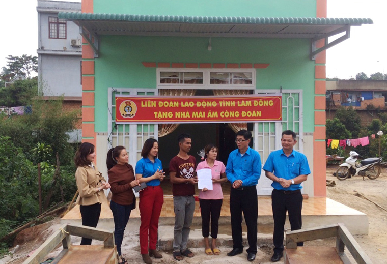 Trao Mái ấm Công đoàn cho gia đình chị Ka Thúy