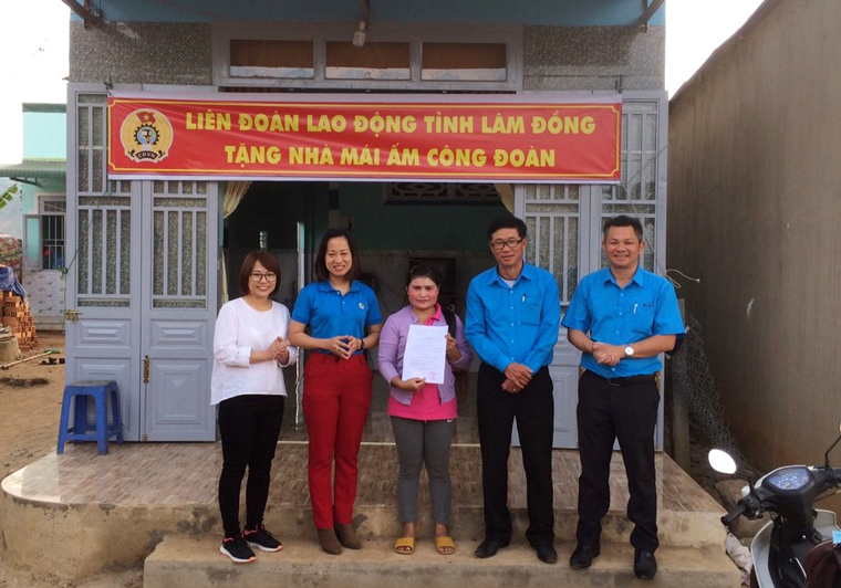 Trao Mái ấm Công đoàn cho gia đình chị Ka Nọt