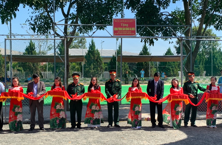 Lãnh đạo Quân khu 7, Bộ CHQS tỉnh, Ủy ban Đoàn kết Công giaó tỉnh, thành phố Bảo Lộc tham dự lễ khánh thành