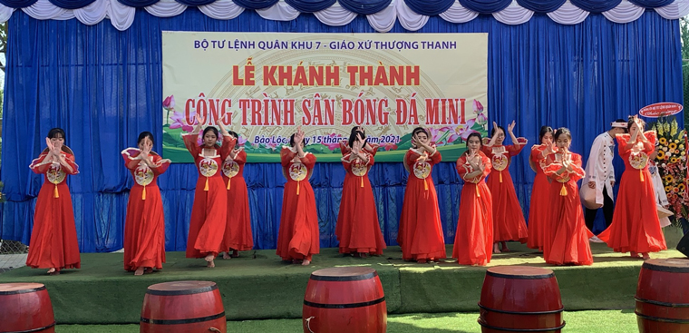 Nhiều tiết mục văn nghệ được bà con giáo dân trình diễn mừng lễ khánh thành sân bóng đá mini