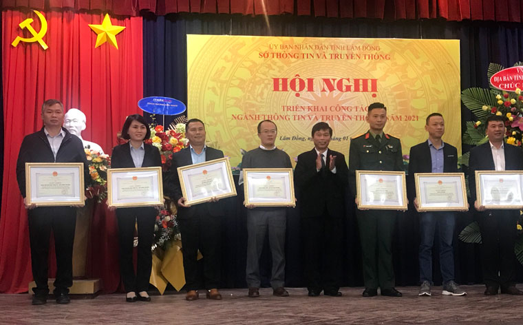 Quyền Giám đốc Sở TT&TT Huỳnh Minh Hải tặng Giấy khen cho các tập thể, cá nhân