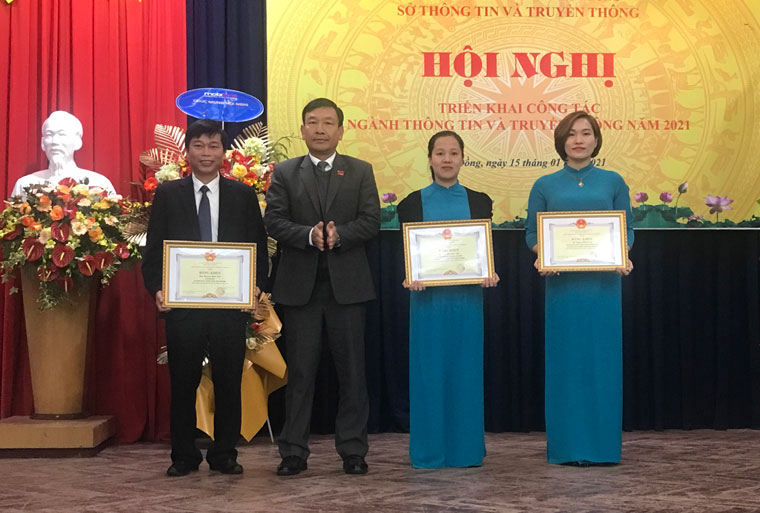 Đ/c Bùi Thắng – Ủy viên BTV, Trưởng Ban Tuyên giáo Tỉnh ủy trao Bằng khen cho các tập thể, cá nhân