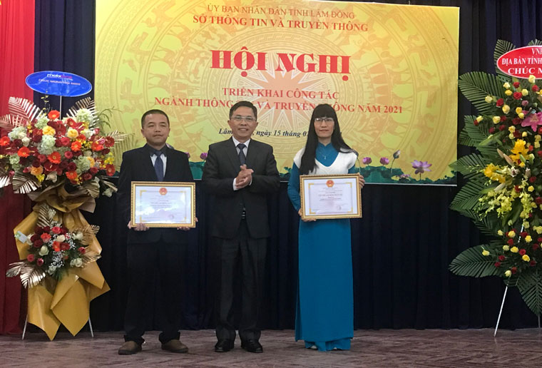 Phó Chủ tịch UBND tỉnh Đặng Trí Dũng trao tặng danh hiệu '