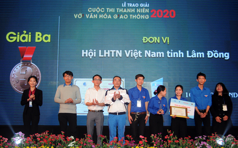 Trao giải ba cho đội thi của Hội LHTN Việt Nam tỉnh Lâm Đồng