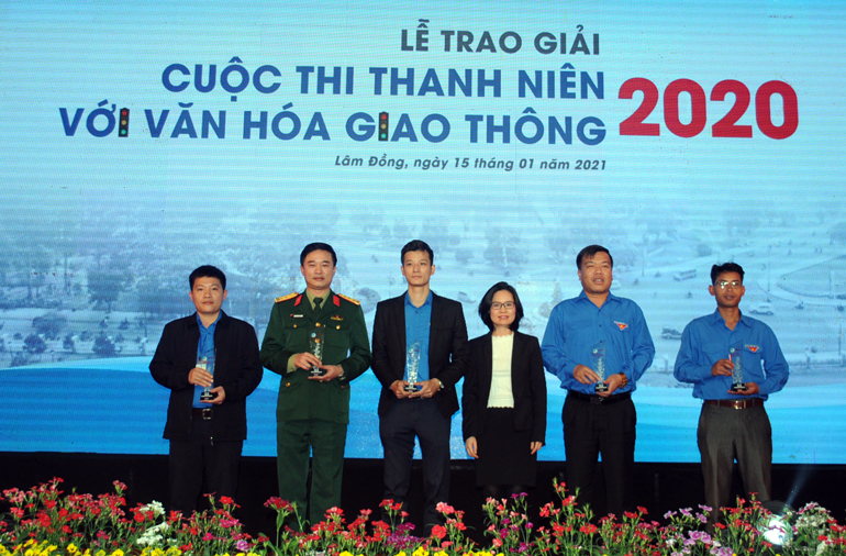 Trao kỷ niệm chương cho 5 đơn vị tỉnh, thành Đoàn đã tích cực triển khai hiệu quả cuộc thi “Thanh niên với Văn hóa giao thông” năm 2020