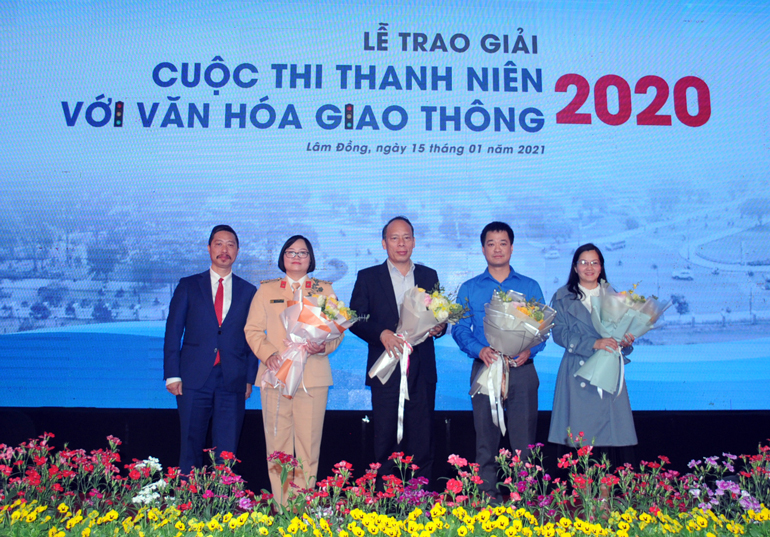 Tăng hoa cho các đơn vị phối hợp tổ chức tốt cuộc thi