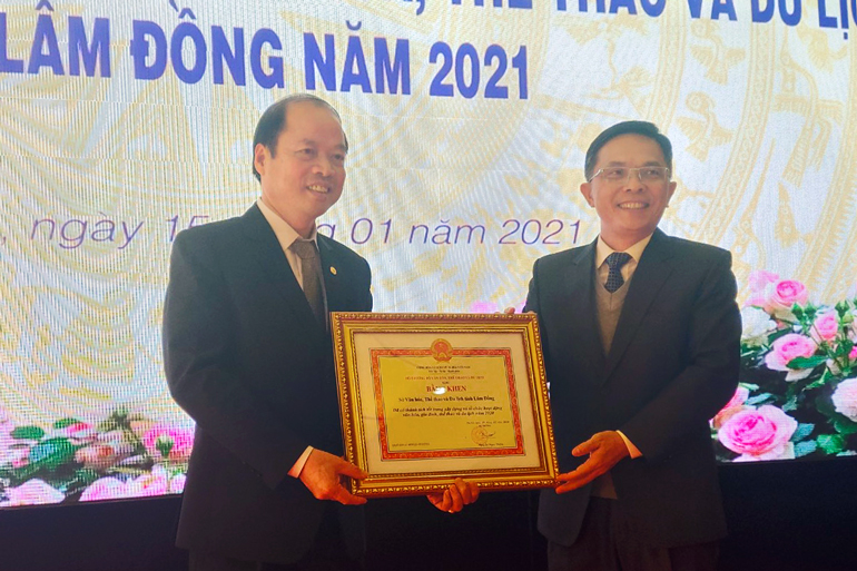 Trao bằng khen của Bộ Văn hóa Thể thao và Du lịch cho Sở Văn hóa Thể thao và Du lịch