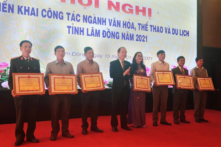 Trao bằng khen của Bộ Văn hóa Thể thao và Du lịch cho các tập thể, cá nhân có thành tích tiêu biểu