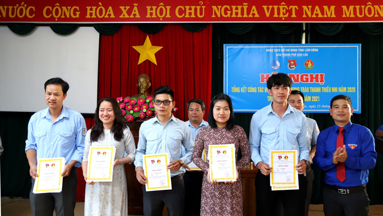 Trao giải cho các cụm liên Đội trường học đạt thành tích xuất sắc tại nội dung thi MV “Em yêu Tổ quốc Việt Nam”