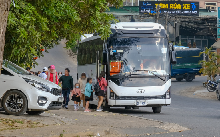 Xe khách ''ngoại'' ngang nhiên hoạt động tại Đà Lạt