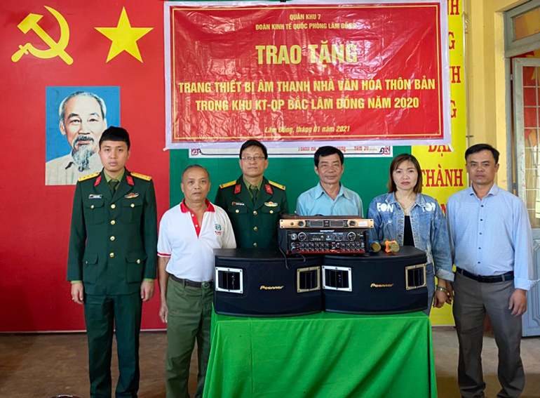 Trao tặng thiết bị âm thanh cho các thôn đặc biệt khó khăn
