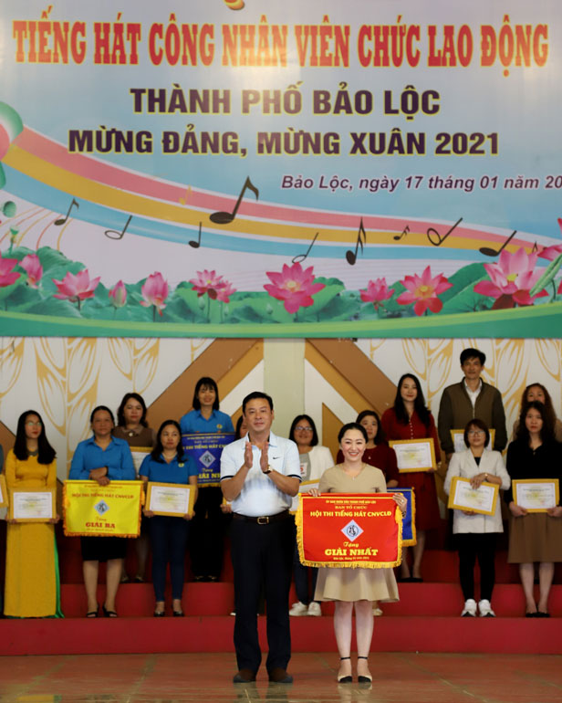 Ban tổ chức trao giải nhất cho đội Liên quân khối THCS