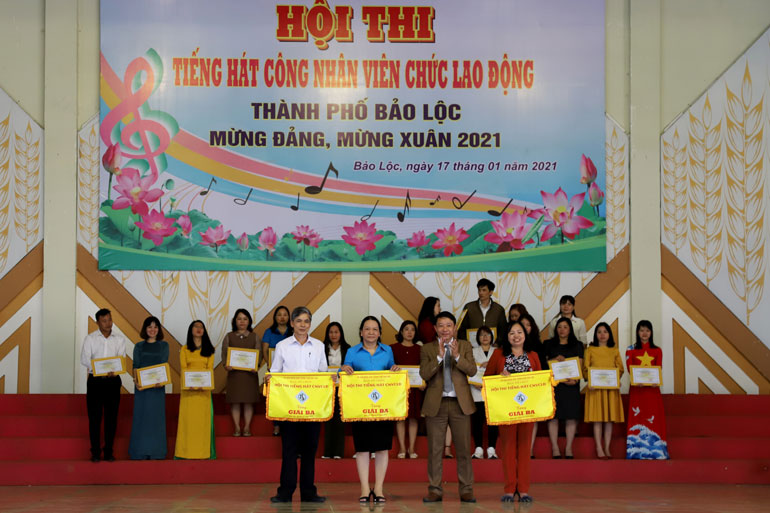 Trao giải ba cho các đội
