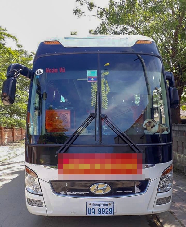 Một xe khách loại 45 chỗ biển số Lào chở khách hợp đồng từ Đam Rông đi tham quan các địa điểm du lịch
