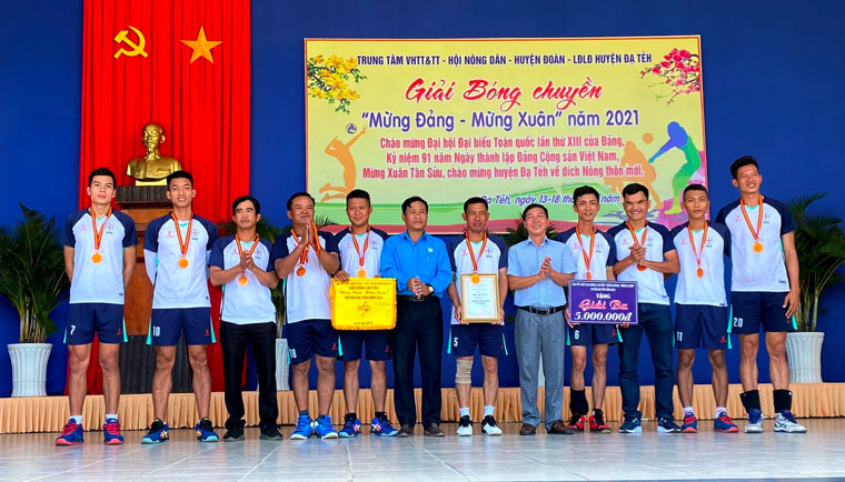 Trao giải ba cho đội Điện lực Đạ Tẻh
