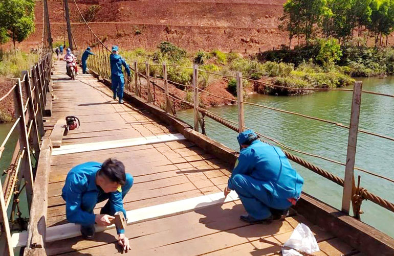 Giúp dân sửa chữa, gia cố lại cầu treo Cai Bảng