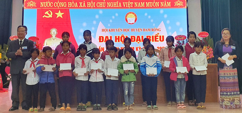 Trao học bổng cho học sinh khó khăn vượt khó