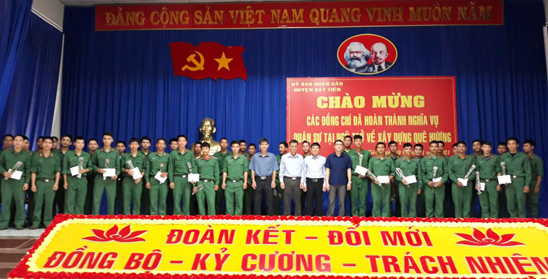 Lãnh đạo huyện Cát Tiên tặng hoa và quà cho các quân nhân Ảnh: NGÂN HẬU