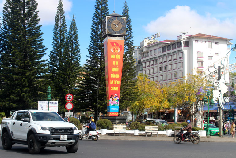 Pano tuyên truyền Đại hội Đại biểu lần thứ XIII của Đảng tại phố đi bộ TP Đà Lạt