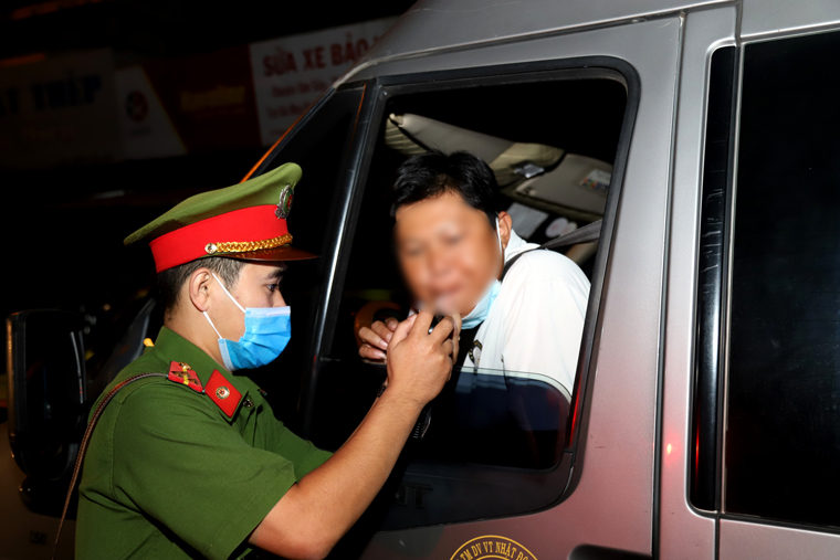 CSGT Bảo Lộc ra quân kiểm tra nồng độ cồn