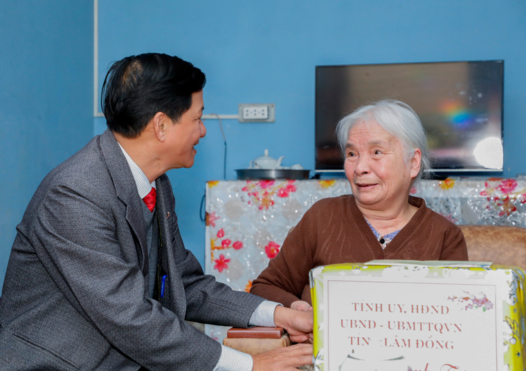 Bí thư Tỉnh uỷ Lâm Đồng Trần Đức Quận tặng quà tết cụ Lê Thị Cừu