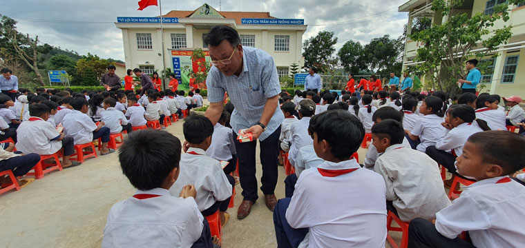 Ông Nguyễn Tạo – Phó Trưởng Đoàn Đại biểu Quốc hội đơn vị tỉnh Lâm Đồng trao quà cho các cháu học sinh Trường Tiểu học Đạ M’Rông