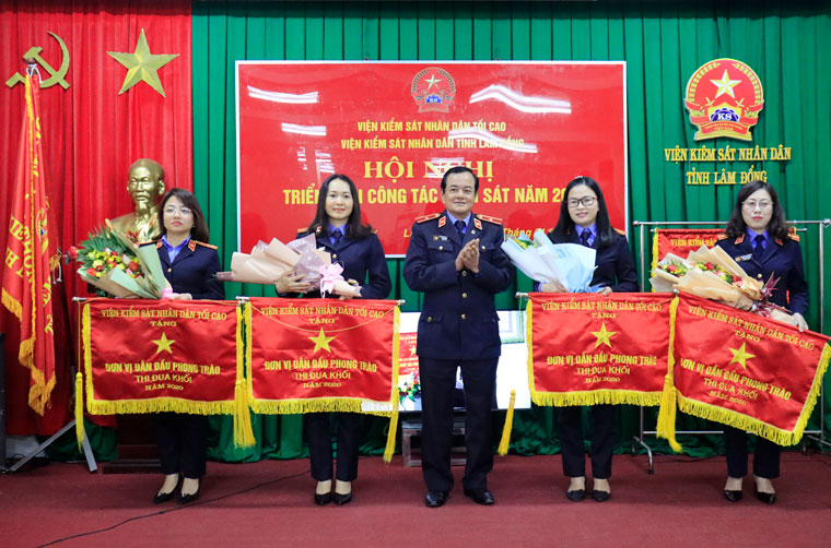 Trao Cờ thi đua dẫn đầu khối ngành kiểm sát nhân dân năm 2020 của Viện KSND tối cao cho các tập thể thuộc ngành kiểm sát nhân dân tỉnh Lâm Đồng