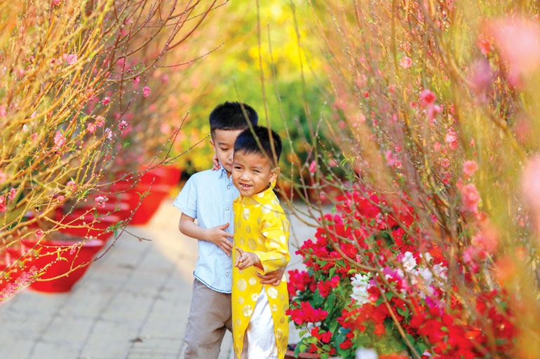 Hoa và người trên thành phố ngàn hoa. Ảnh: Chính Thành