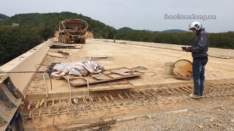 Phần mố 2 bên đầu cầu Vĩnh Ninh chưa hoàn thiện, đang được thi công