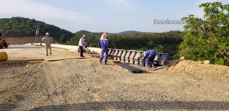 Một nhóm công nhân thi công cầu Vĩnh Ninh vào trưa 18/1