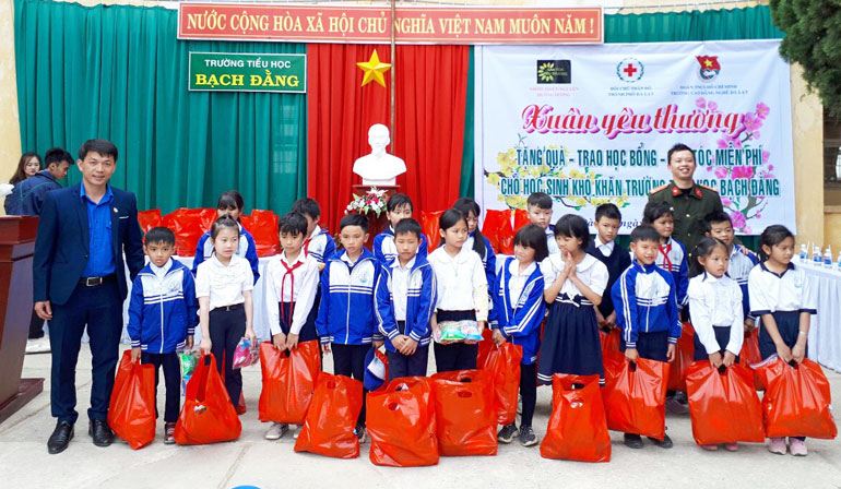 Xuân yêu thương đến với học sinh khó khăn