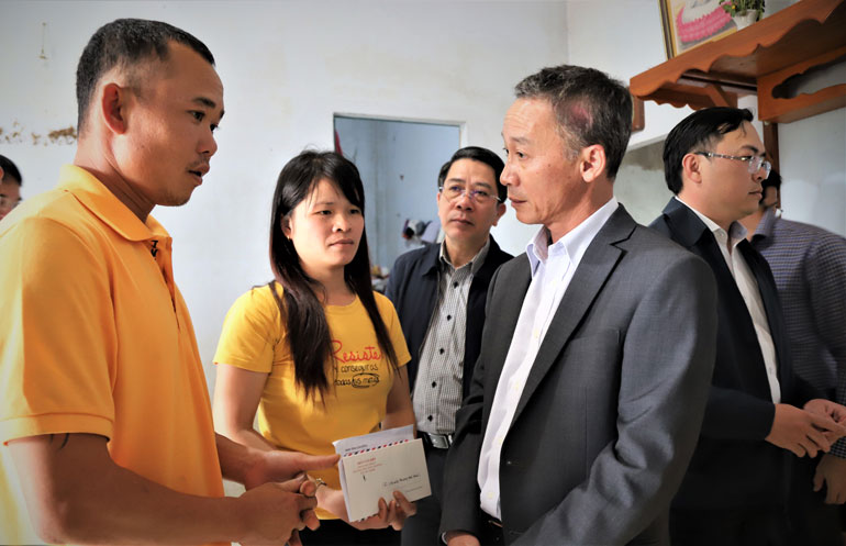Thăm hỏi, động viên gia đình bé gái bị đuối nước