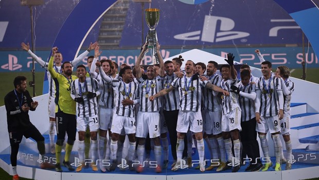 Ronaldo đi vào lịch sử trong ngày Juventus giành Siêu cúp Italy