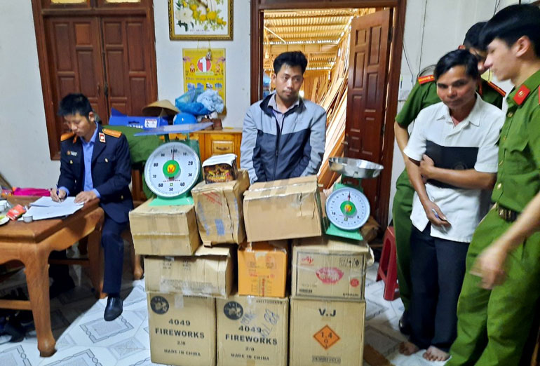 Bắt quả tang đối tượng tàng trữ, vận chuyển hơn 160 kg pháo lậu