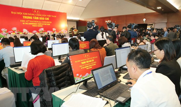 Các phóng viên tác nghiệp tại Trung tâm Báo chí.